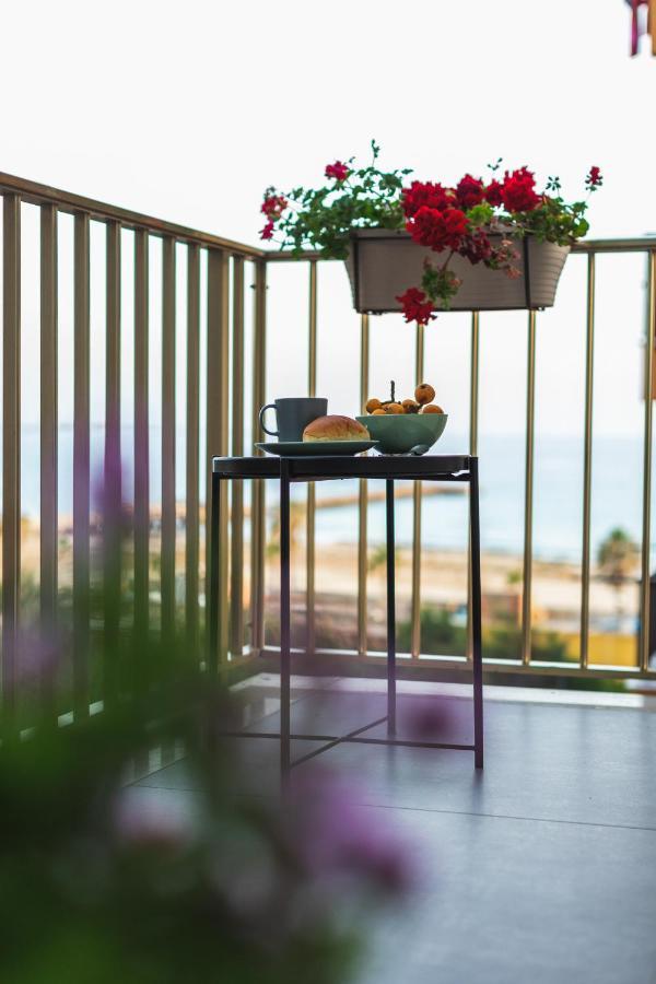 B&B A Due Passi Dal Mare Джеля Екстериор снимка