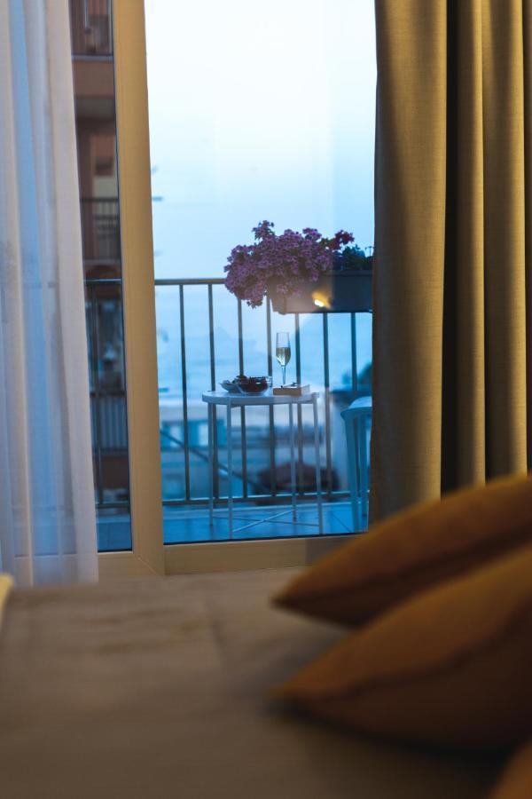 B&B A Due Passi Dal Mare Джеля Екстериор снимка